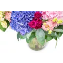 kytice hortenzií a trsových růží